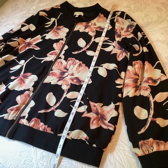 NWOT~Monteau~Black Floral Bomber Jacket~Front Zip~ Lightweight~Size L - Picture 9 of 11